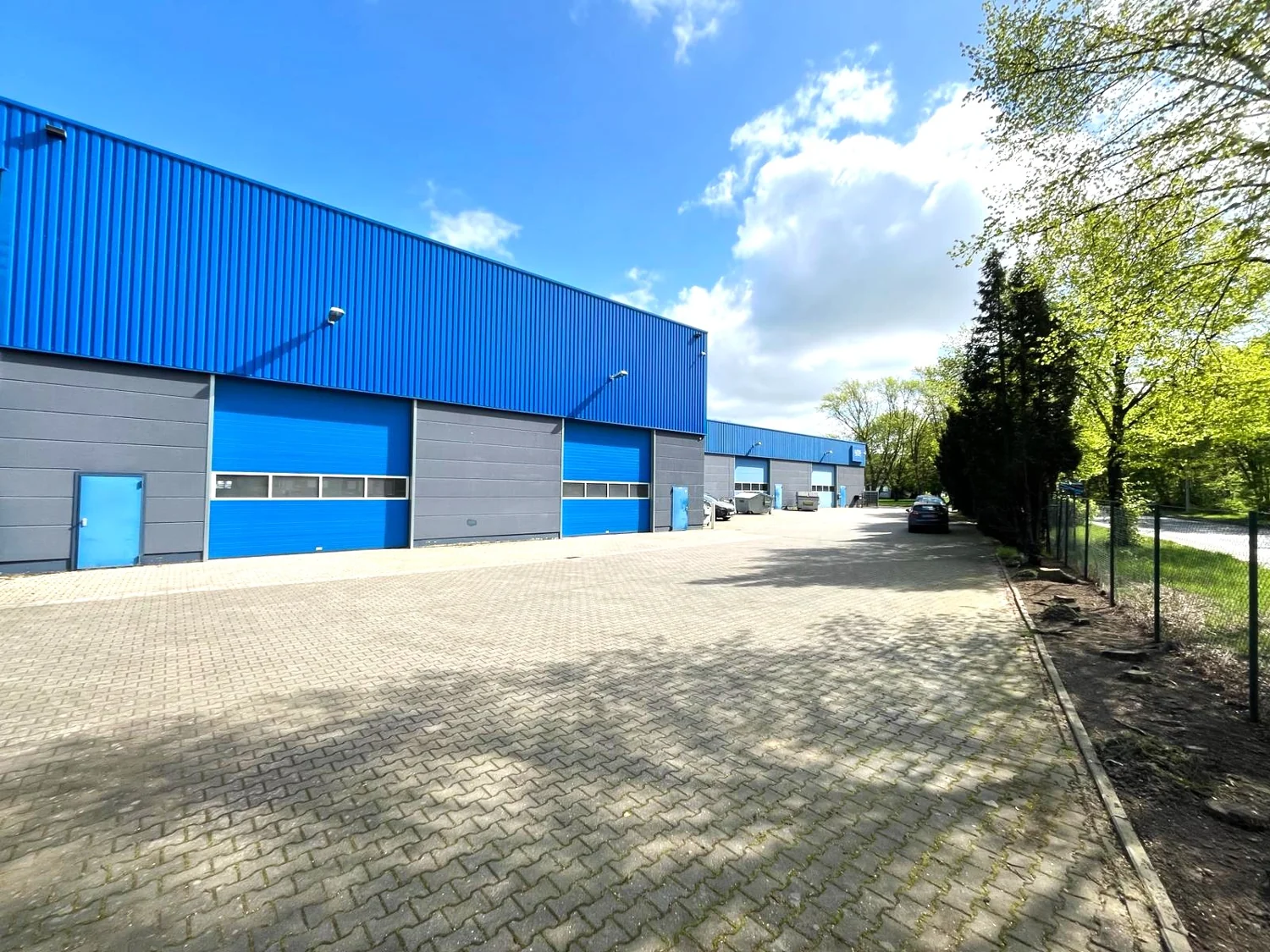 Zufahrt und Lagergebäude am LETS-Standort in Grevenbroich