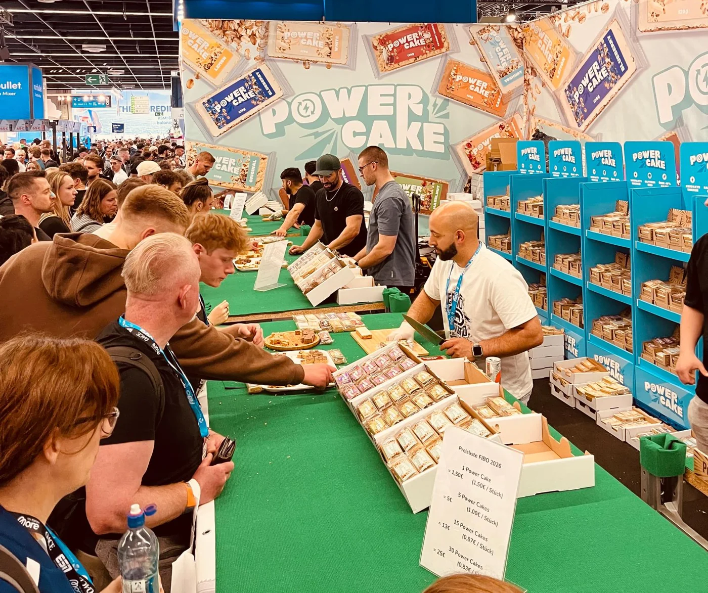 LETS im direkten Austausch mit Kunden am POWER-CAKE-Messestand